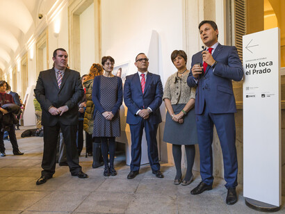 Imagen de la presentación de la exposición en sala. Pie de foto de izquierda a
derecha: Fernando Pérez, jefe de Contenidos Didácticos del Área de Educación del
Museo del Prado y comisario de la muestra; Judith Ara, coordinadora general de
Conservación del Museo Nacional del Prado; Ángel Luis Gómez, director ejecutivo de
Autonomía Personal, Atención al Mayor, Ocio y Deporte de la ONCE; Marina
Chinchilla, directora adjunta de Administración del Museo Nacional del Prado, y Josep
Alfonso, director de la Fundación AXA.