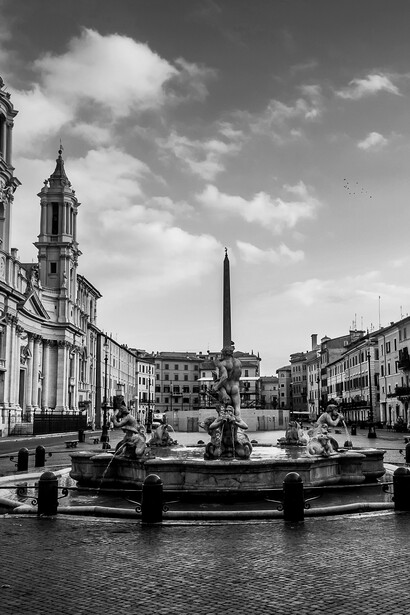 Alcune città hanno adottato misure di contenimento, come limiti di accesso, tasse turistiche e campagne per il turismo responsabile