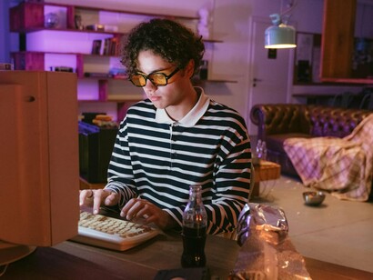 Nos anos 1990, o clima era de uma euforia quase messiânica. A internet surgia como promessa de igualdade, experimentação e liberdade, em um mundo que, no pós-Guerra Fria, buscava novas formas de circulação da informação. A Documenta X (1997) ofereceu então uma consagração breve, mas significativa, à net.art. Contudo, essa visibilidade trouxe à tona sua contradição mais aguda: um projeto que se anunciava antissistêmico dependia, paradoxalmente, das mesmas instituições e curadorias que pretendia subverter



