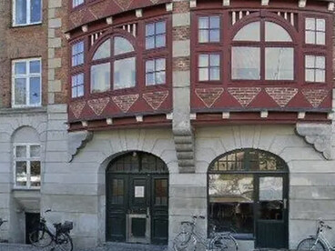 Hoy la arquitectura no pierde necesariamente su capacidad técnica, pero sí queda expuesta a una fragilidad nueva: la de construir edificios sin un pasado reconocible y, quizás, sin un futuro narrable. En una calle y vereda de piedras, 2026, Copenhague, Dinamarca