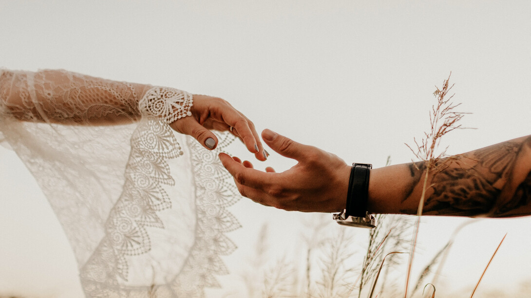 Una mujer y un hombre separan sus manos lentamente