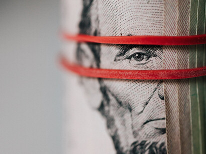 Il grande gioco perverso dell’avere si è insinuato in tutte le attività umane