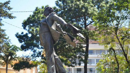 La statua di Miguel Ángel Asturias sul viale principale della capitale