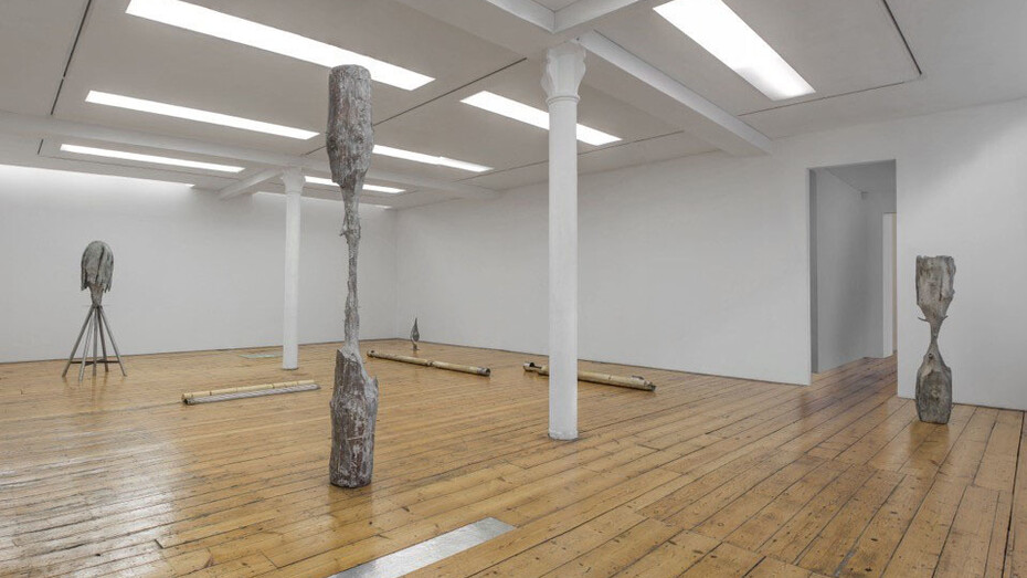 Giorgio Andreotta Calò, La scultura lingua morta, installation view at Sprovieri, 2015
