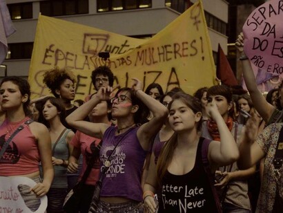 Atos de mulheres contra o candidato de extrema-direita lideraram multidão em mais de 30 cidades