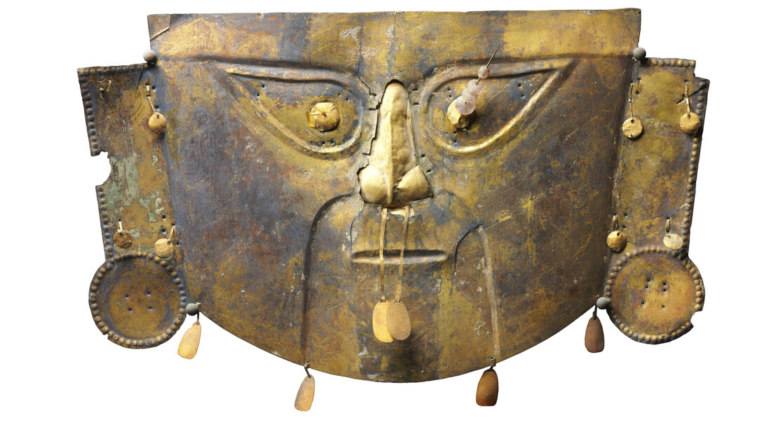 Maschera funebre in rame ricoperto da lamina d’oro, Cultura Chimù-Lambayeque, 1300 d.C. Altezza 26 cm. Venezia, Collezione Ligabue
