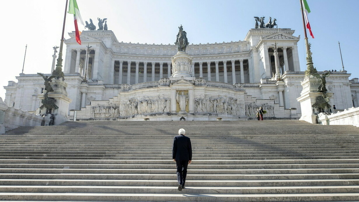Il Presidente della Repubblica Sergio Mattarella depone una corona di fiori davanti alla tomba del Milite Ignoto all'Altare della Patria 