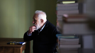 Gonzalo Suárez director y guionista de la película 'Remando al viento' (1988)