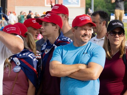 Questa dinamica rivela una profonda crisi spirituale e identitaria dell’America profonda, sospesa tra il rifiuto del neoliberismo, la ricerca di ordine morale e la tentazione di trasformare la fede in strumento di legittimazione politica