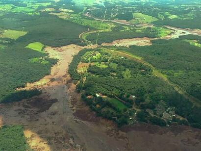 O rompimento resultou em um desastre de grandes proporções, considerado como um desastre industrial, humanitário e ambiental, com 121 mortos e mais de 200 desaparecidos