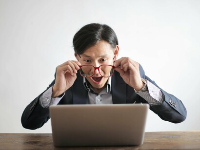 O direito tenta reagir, mas, como sempre, chega atrasado. O direito é como aquela amiga que aparece depois da festa para ajudar a limpar a bagunça, mas nunca esteve lá para evitar que o vaso quebrasse. Foi assim com a Revolução Industrial, quando crianças já trabalhavam em fábricas antes que surgissem leis de proteção. Foi assim com a internet, quando reputações já eram destruídas antes do Marco Civil ser aprovado. Agora, vemos o mesmo acontecer com as fake news
