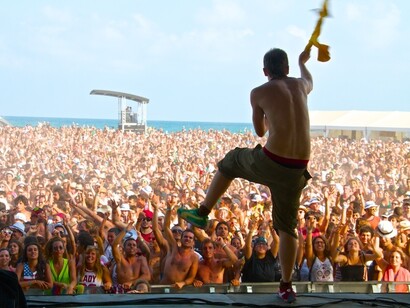 Un cantante se dirige a su público en un festival veraniego