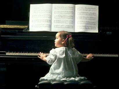 Niña sentada al piano