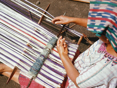 Weberin in San Lucas Toliman, Guatemala (1960/1970). Courtesy of Weltmuseum Wien. Photo by © Etta Becker-Donner (1911 - 1975)