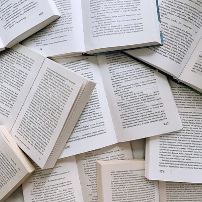 Le pagine che sfogliamo possono diventare un luogo sicuro, uno spazio in cui esplorare le nostre ombre e scoprire che dentro di noi esiste una forza più grande di quanto immaginiamo