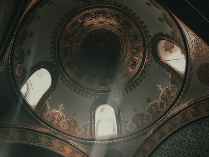 Gli affreschi sul soffitto di una chiesa 