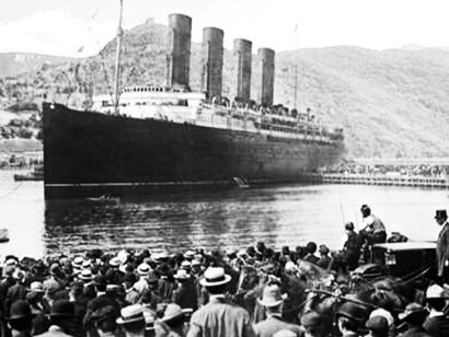Il titanic si prepara a salpare tra le grida e l'entusiasmo generale