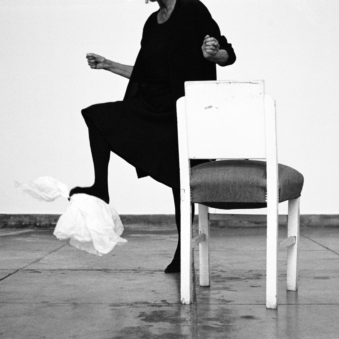 Helena Almeida, N.º Ref: 6508, Desenho, 2014, Fotografia a preto e branco, 130 x 138 cm, Edição única