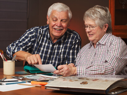 Una pareja de ancianos recordando fotografías