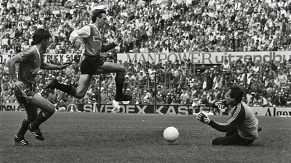 C'est l'Ajax d'Amsterdam, dans les années 70, qui a imposé un football basé sur la maîtrise technique, la mobilité et une intelligence collective sans précédent, repoussant ainsi les limites du possible