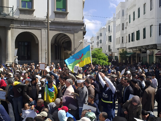 Le drapeau amazigh symbolise aujourd'hui la reconnaissance d'une identité culturelle et linguistique longtemps marginalisée