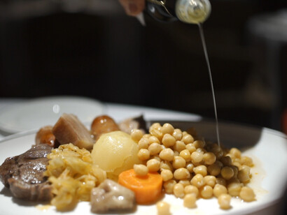 Carne, tocino, verdura, patatas, chorizo zanahoria y garbanzos: ecce "cocidum" 
