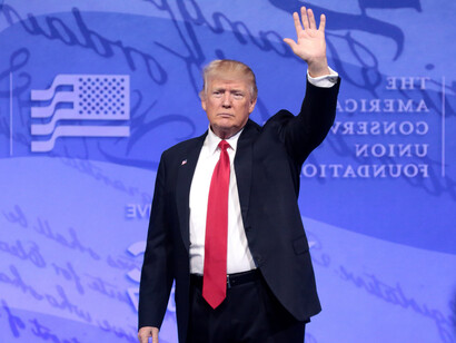 Donald Trump waving at a crowd