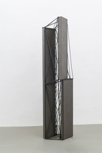 Giuseppe Uncini, Spazio di ferro n. 74, 1990, cemento e ferro 228x39x48 cm. Courtesy of Dep Art Out