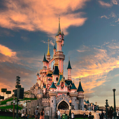 Castelo da Disney, Paris. Enquanto caminhávamos pelos corredores do castelo, em fila, apreciávamos os quadros das histórias das princesas e seus elementos que nos distraíam um pouquinho