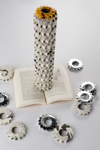 Il Tao della fisica, 2010-2011. 504 foglietti ripiegati di carta stampata da 'Il Tao della fisica' di Fritjof Capra ed. Adelphi
, foglietti: 7,5 x 7,5 cm cad, 38 x 39 x 39 cm circa. Courtesy Galleria Continua, San Gimignano / Beijing / Les Moulins Photo by Rino Canobbi