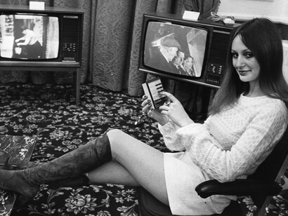 Una joven ante dos televisores