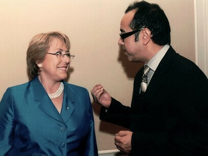 Michelle Bachelet, presidente de Chile, conversa con António Arévalo