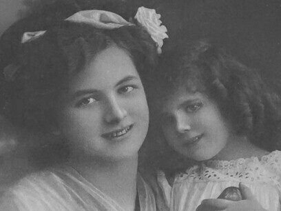 Mulher com sua filha em foto antiga. O médico abriu a portinhola do relógio dentro do peito da mulher. Lá dentro, viu horas interrompidas, momentos que haviam se desfeito no ar, como poeira ao vento