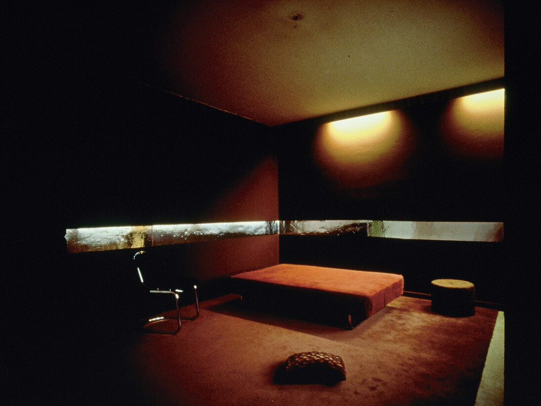 Dominique Gonzalez-Foerster, R.W.F. (Rainer Werner Fassbinder), environnement, RWF, Hohenzollernring 74, Schipper & Krome, (November 11 - November 17, 1993)
Photo: © Lothar Schnepf © courtesy de l’artiste et Esther Schipper, Berlin © ADAGP, PARIS 2015
