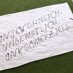 die Blaue Distanz, Handtuchgang (detail), 2019/2026. Mit freundlicher genehmigung der Kunstsammlungen Chemnitz