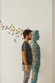 Ritratto di Michael Gambino. Installazione realizzata sulle pareti del Musée Ianchelevici di La Louvrière, Belgio, in occasione della mostra Mental geography 
