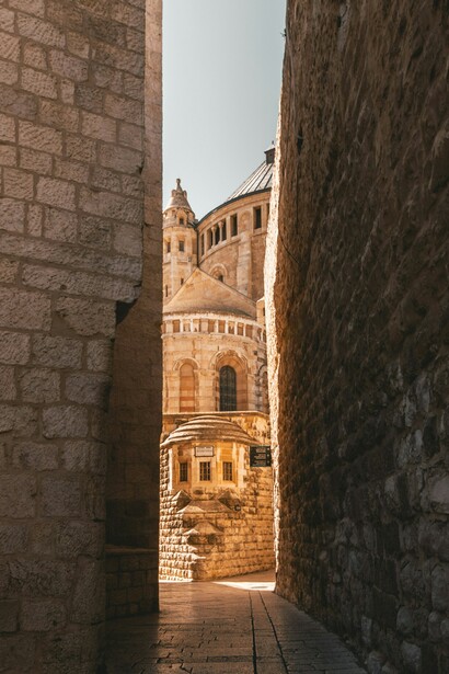 Basilica del Santo Sepolcro. Molti pellegrini iniziano la Via Crucis dal quartiere mussulmano per arrivare al Santo Sepolcro. La basilica è per i cristiani il luogo più sacro e uno dei monumenti più visitati di Gerusalemme 