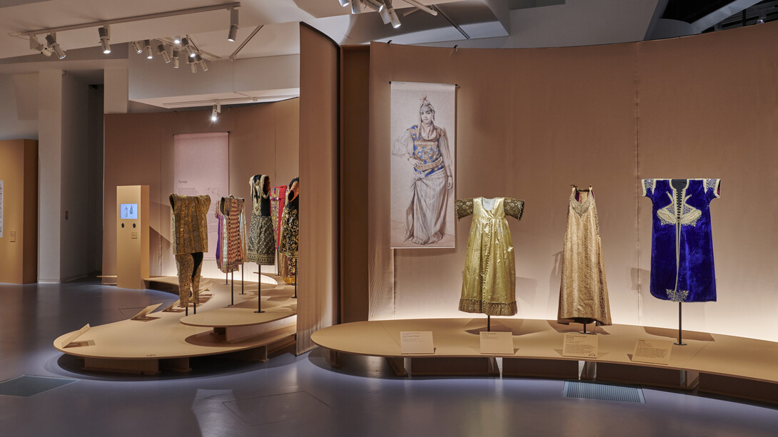 Golden thread. The art of dressing from north Africa to the far east, exhibition view. Courtesy of Musée du Quai Branly 