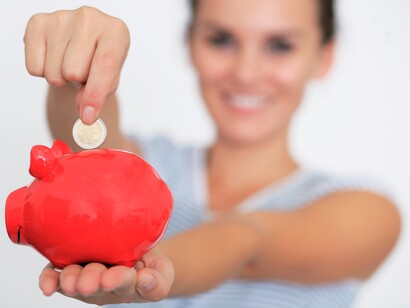 Guardando los ahorros en la hucha