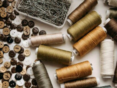 Se há algo que o mundo contemporâneo pede, é reinvenção — e os acessórios criados a partir de sobras de tecidos, linhas, lãs ou até etiquetas descartadas são hoje expressão vibrante dessa reinvenção com propósito