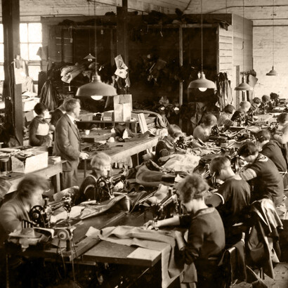 Mujeres trabajando en una fábrica en los albores de la Revolución industrial