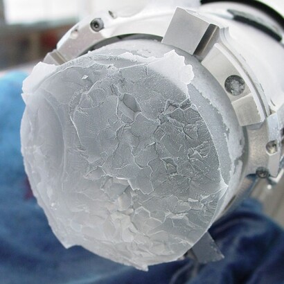 I risultati consentono di calibrare con maggiore precisione il cosiddetto "termometro isotopico", migliorando la ricostruzione delle temperature del passato attraverso l'analisi delle carote di ghiaccio