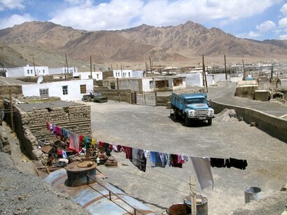 Veduta di Murgab, sosta obbligata nella “città” più alta del Tagikistan (3650m) una distesa di povere case in argilla sviluppatasi sul terreno di morbide terrazze nella parte nord della valle