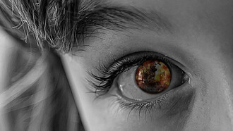 L’uomo, dunque, ‘fa’ la guerra, ed al contempo riflette su di essa, la ‘giudica’ secondo una serie di valori (religiosi, morali, etici, politici...), che a loro volta possono mutare nel tempo ed in base alle culture nelle quali si formano