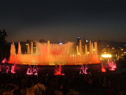 Para definir la fuente monumental recién inaugurada, el adjetivo más usado por la prensa nacional e internacional fue “mágica”, y por ese motivo finalmente quedó bautizada como la Fuente Mágica, Montjuïc, Barcelona, España