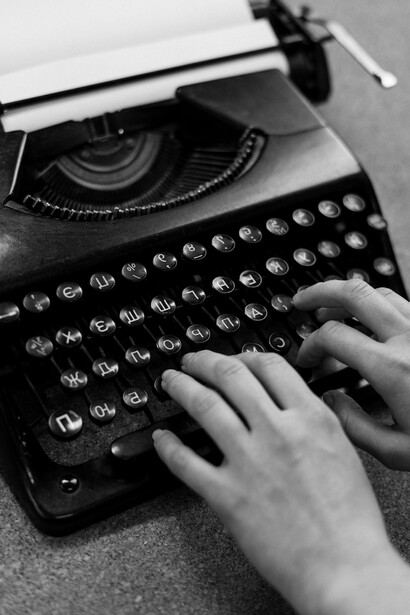 Periodista escribiendo una nota. En Venezuela, desde el 2013, más de cien periódicos han dejado de circular en los quioscos y entre los vendedores ambulantes