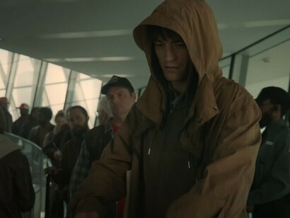 In Mickey 17, Robert Pattinson delivers a powerful performance under director Bong Joon-ho’s direction