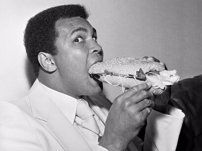 Mohamed Ali comiendo