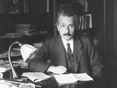 Albert Einstein, considerado el científico más importante, conocido y popular del siglo XX