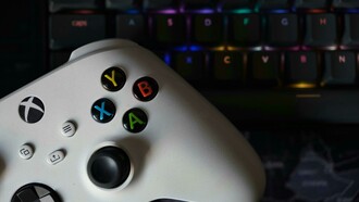 Como consequência desse contexto, muitos jogos lançados até o momento são de caráter multigeracional, isto é, foram desenvolvidos para consoles da geração anterior (PlayStation 4 e Xbox One) e também adaptados para a nova geração com melhorias gráficas e técnicas, mas sem tirar pleno proveito do novo hardware. Exemplos emblemáticos são “Horizon Zero Dawn” e “God of War”, que, embora lançados originalmente para o PS4, receberam versões remasterizadas para o PS5. Essa multigeracionalidade limitou avanços significativos advindos das tecnologias exclusivas da nova geração, como o SSD ultrarrápido do PS5, que permite carregamentos quase instantâneos e aprimora a experiência de jogo por meio da redução de telas de loading